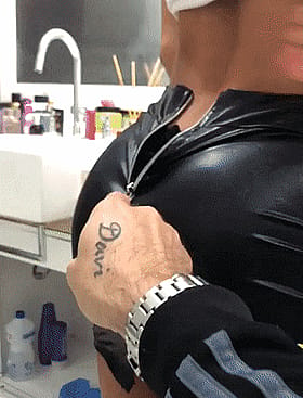 Unzip That Juicy Ass'