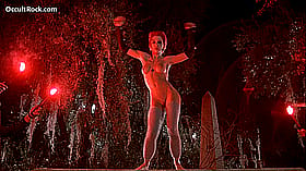 Solo Slutty Spectacle from a Cult Classic Scream Queen'