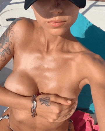 Melanie Pavola kiss picture 1 of 1