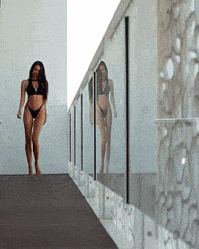 Strollin' & Get Down: Brunette Babe Bounce'