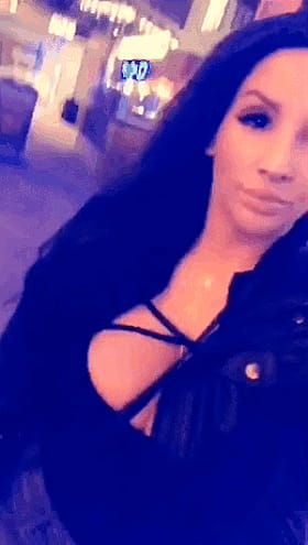 Thicc MILF Babe Throwing You A Steamy Kiss'