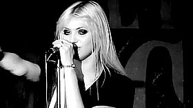 Taylor Momsen gets that sweet tongue action - pure fap fuel!'