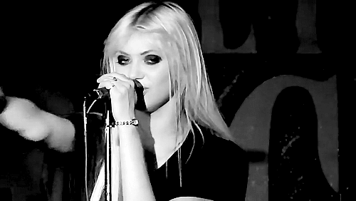 Taylor Momsen gets that sweet tongue action - pure fap fuel! picture 1 of 1