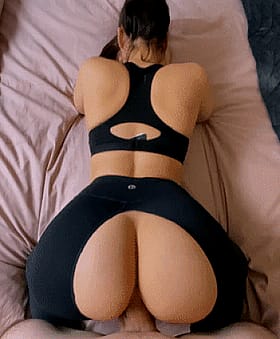 Sultry brunette shaking her juicy booty'