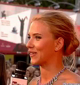 Scarlett Johansson Teasing Her Juicy Curves'