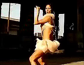 Nicole Scherzinger's Toned Backside in Action'