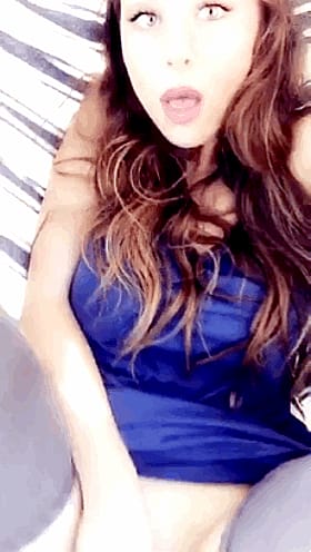 Hot Young Babe Playing With Her Juicy Pussy'