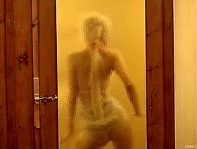 Yolandi's Blonde Booty Bounce'