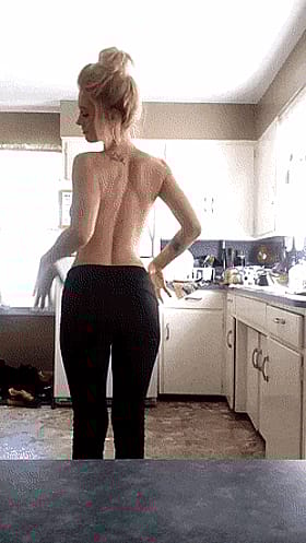 Bubble Butt Blonde Shaking It'