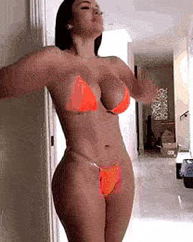Jiggling Juggs in a Tiny Bikini'