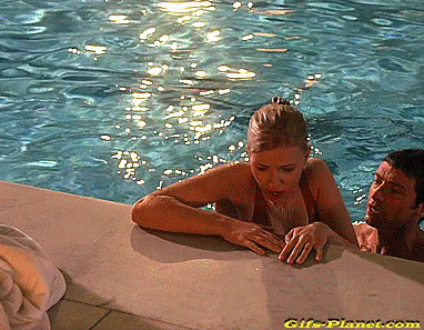 Scarlett Johansson Teasing Her Gorgeous Curves picture 1 of 1