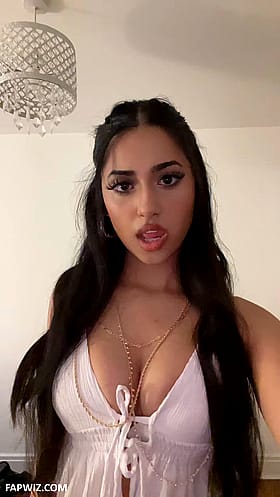 Hijabi Exposing Her Boobs Hijabi Exposing Her Boobs