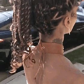 Thick ebony babe shaking that juicy ass'