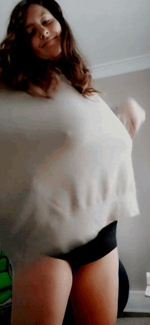 Juicy Curvy Babe Flaunts Her Massive Melons picture 1 of 1