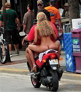 Blonde Babe DGAF Showing Off That Cake In Public'