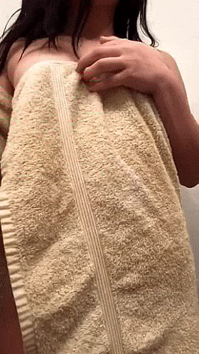 Amateur Teen Goddess Shows Off Her Flawless Bod'