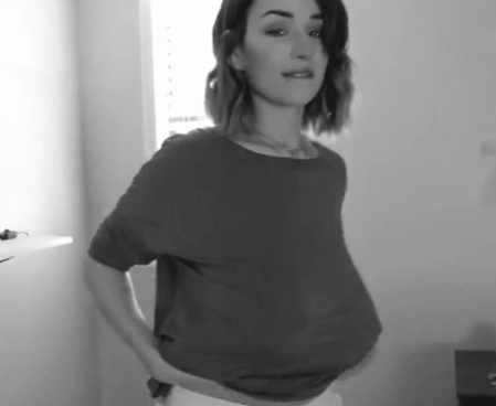 Busty Babe Ellie's Jiggly Show picture 1 of 1