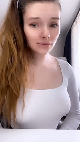 Young Babe Gets Herself Off'