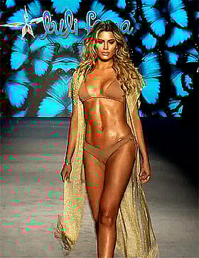 Blonde Bombshell Shows Off Her Tight Bod'