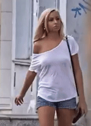 Braless Blonde Bounce picture 1 of 1