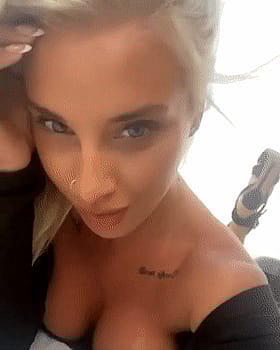 Hot Blonde Babe's Steamy Lip Lock Fap Fest'