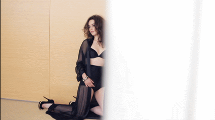 Emilia Clarke - That British Babe is Tasty AF! picture 1 of 1